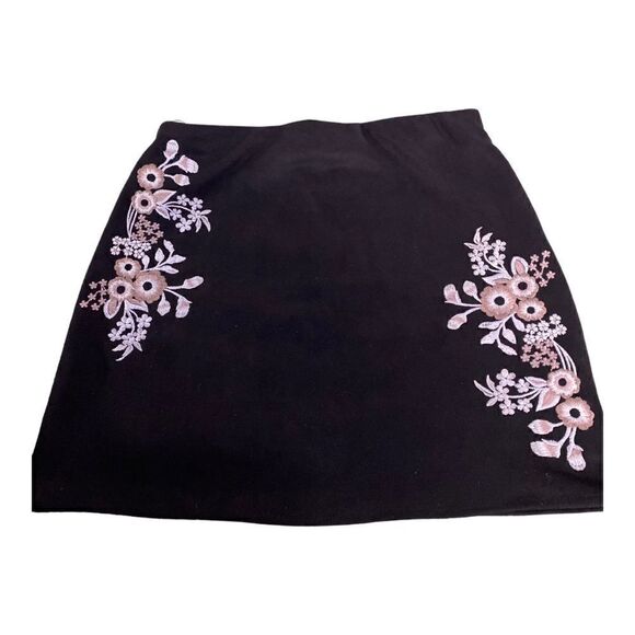 #113 JUNE & IVY Suede Embroidered Mini Skirt NWT - Picture 1 of 14